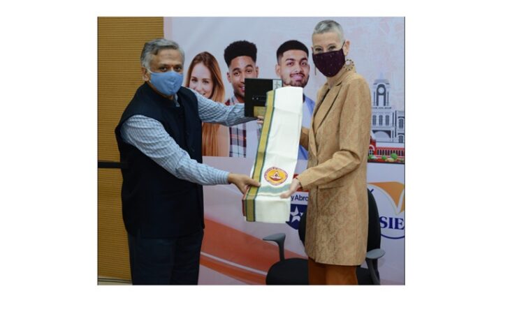 Prof. Mahesh Panchagnula, Dean, Alumni and Corporate Relations, IIT Madras presents a memento to U.S. Consul General Judith Ravin at the closing ceremony of “Destination South India” workshop at IIT Madras on Thursday, November 18.